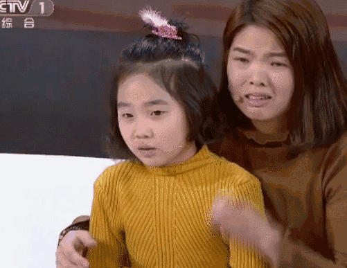 一个令人动容的细节:妈妈没说话,但一直攥着儿子被炸伤的右手 - 6